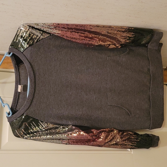 Long sleeve with sparkle sleeves. - Picture 1 of 4